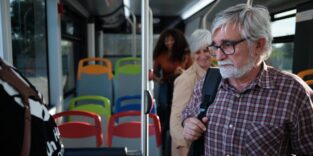 Älterer Mann mit Rucksack steigt aus dem Bus