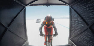Blick aus der Heckverkleidung des Schrittmacherfahrzeugs: Denise Mueller-Korenek hält auf den Bonneville Salt Flats ihre Position im aerodynamisch geschützten Windschatten