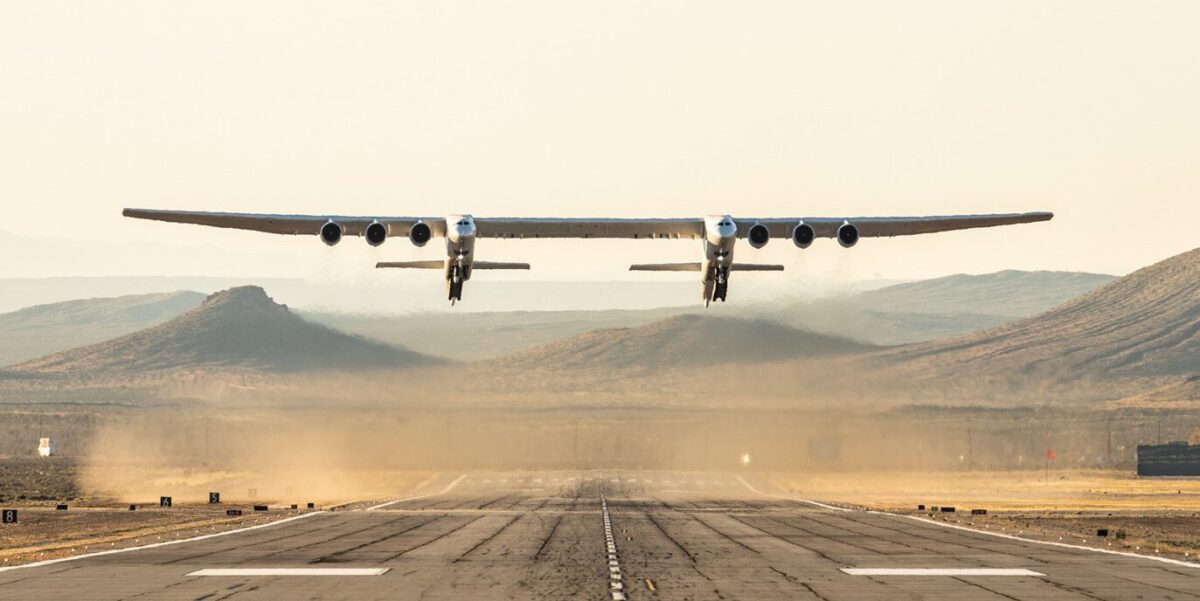 Der Stratolaunch Roc hebt vom Mojave Air and Space Port ab