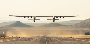 Der Stratolaunch Roc hebt vom Mojave Air and Space Port ab