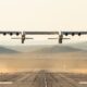 Der Stratolaunch Roc hebt vom Mojave Air and Space Port ab