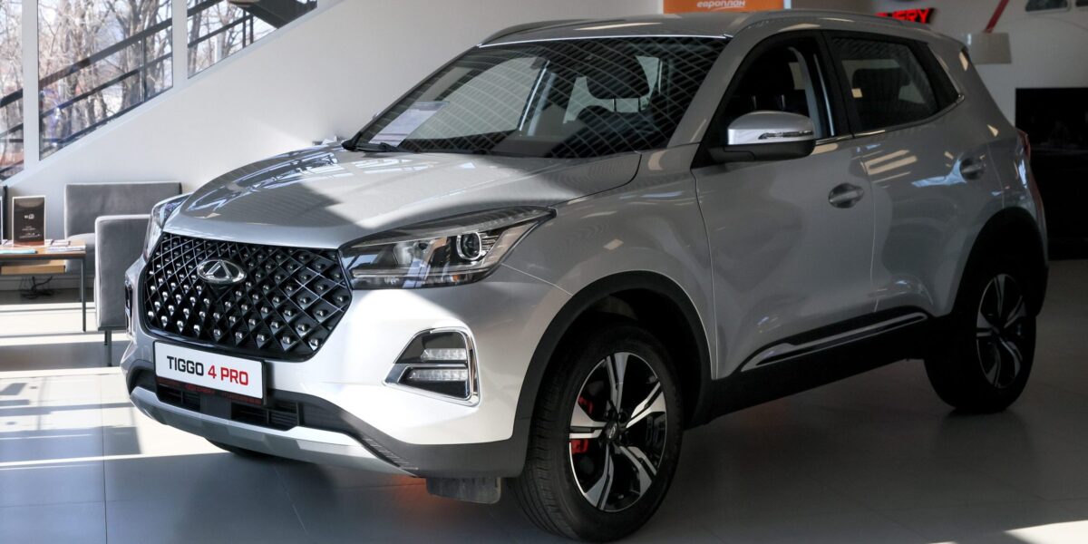 Silbernes Kompakt-SUV Chery Tiggo 4 Pro