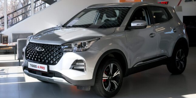 Silbernes Kompakt-SUV Chery Tiggo 4 Pro