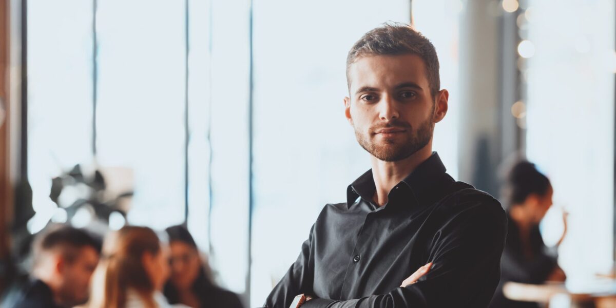Ein Manager im Büro