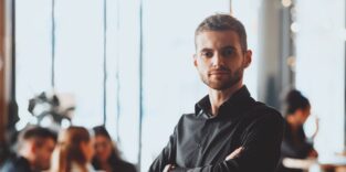 Ein Manager im Büro