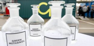 Grünes Methanol aus dem Demonstrationsprojekt Leuna 100 von C1 Green Chemicals. Eine Jülicher Studie zeigt nun, wie sich der Kraftstoff künftig auch in wasserarmen Regionen herstellen ließe — mit CO₂ und Wasser direkt aus der Luft.
