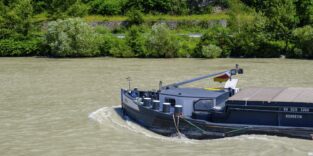 Frachter fährt auf der Donau in Bayern
