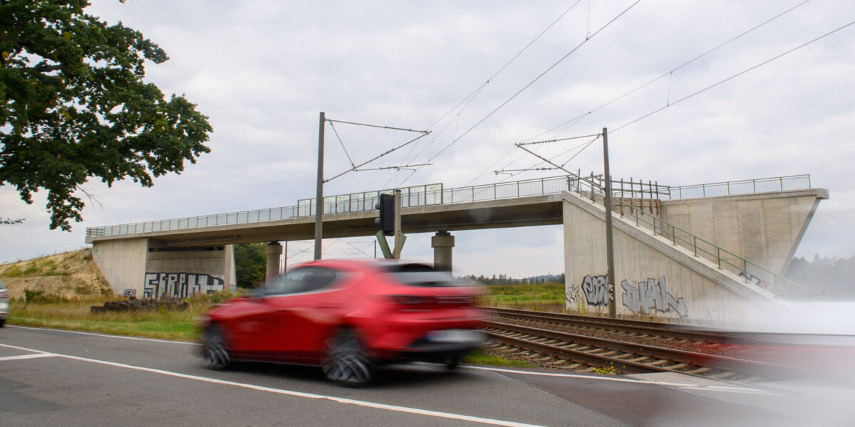 Brücke in Wust ohne Straße