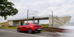 Brücke in Wust ohne Straße