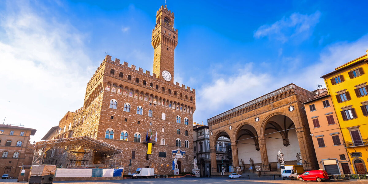 Die Loggia dei Lanzi (rechts) an der Piazza della Signoria in Florenz