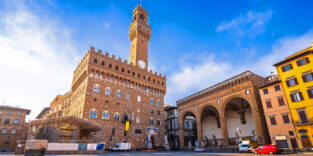 Die Loggia dei Lanzi (rechts) an der Piazza della Signoria in Florenz