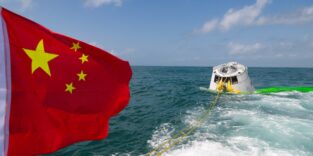 Chinesische Kapsel im Ozean. So testet China die Bergung der Mondkapsel nach dem Wiedereintritt in die Erdatmosphäre.