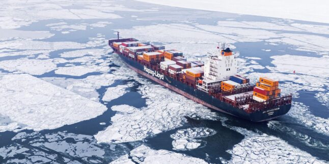 Containerschiff fährt durch dichtes Treibeis