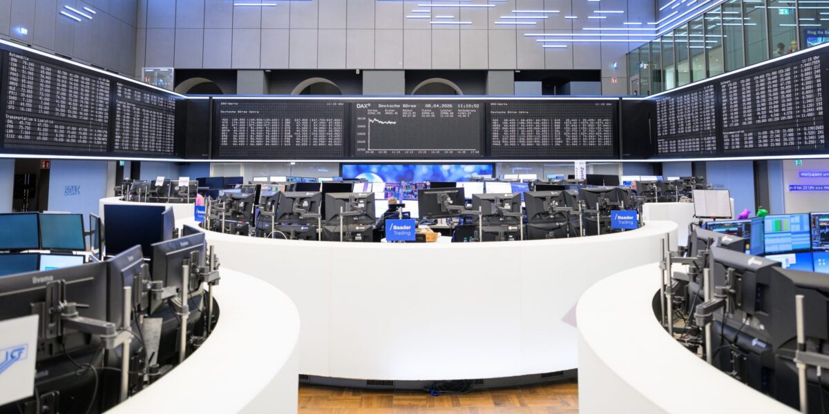 Blick auf das Börsenparkett mit Anzeigetafeln in der Frankfurter Börse. Die Börsen reagiert auf die angekündigte zweiwöchige Waffenruhe zwischen dem Iran und den USA.