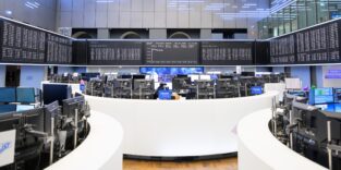 Blick auf das Börsenparkett mit Anzeigetafeln in der Frankfurter Börse. Die Börsen reagiert auf die angekündigte zweiwöchige Waffenruhe zwischen dem Iran und den USA.