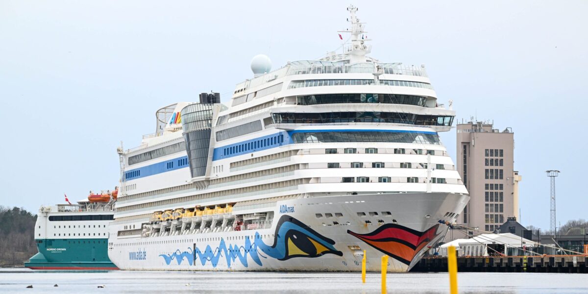 Kreuzfahrtschiff am Kai
