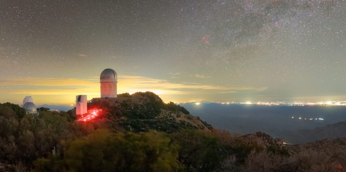 DESI bei Nacht am 4-Meter-Mayall-Teleskop in Arizona