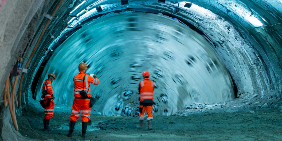 Die Tunnelbohrmaschine „Paulina“ nimmt in der südlichen Störungszone des zweiten Gotthard-Straßentunnels den Vortrieb wieder auf.