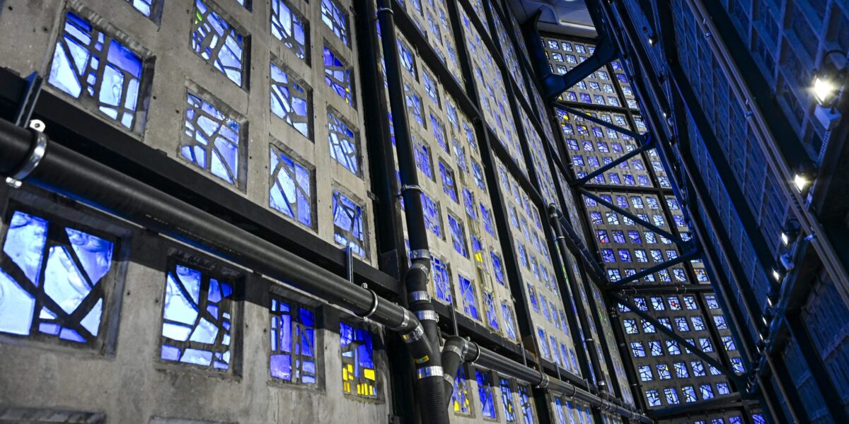 Blick zwischen die Fassadenebenen der Kaiser-Wilhelm-Gedächtnis-Kirche