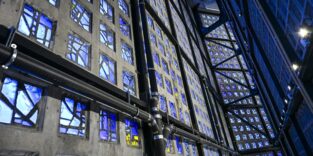 Blick zwischen die Fassadenebenen der Kaiser-Wilhelm-Gedächtnis-Kirche