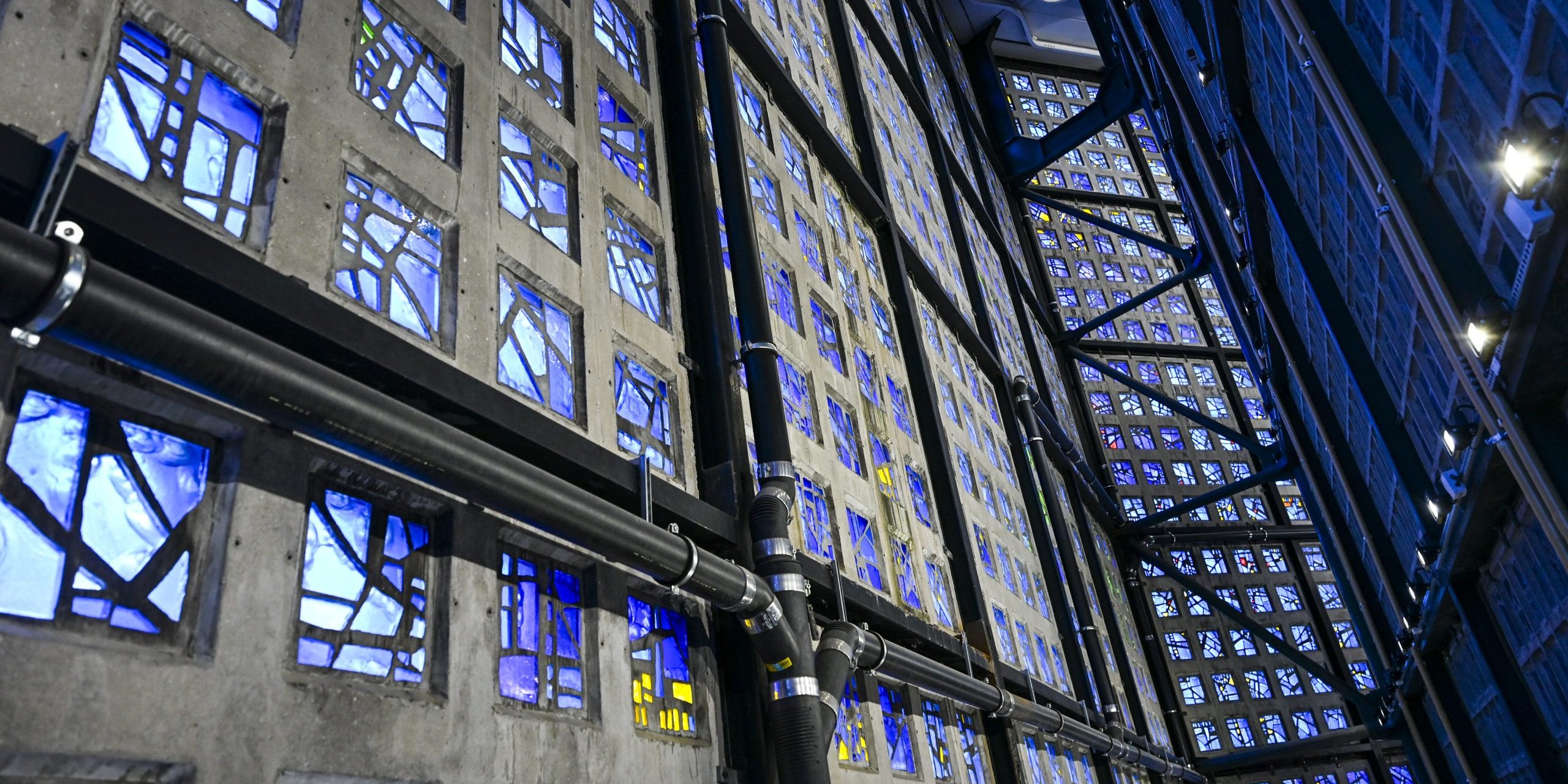 Rost sprengt Beton und Glas: Gedächtniskirche braucht mehr als 400 neue Waben