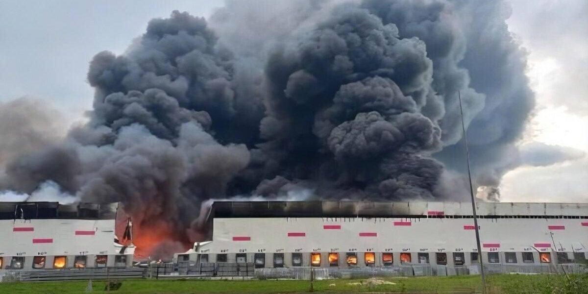Dichter Rauch über einem brennenden Wildberries-Logistikzentrum