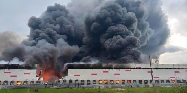 Dichter Rauch über einem brennenden Wildberries-Logistikzentrum