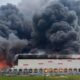 Dichter Rauch über einem brennenden Wildberries-Logistikzentrum
