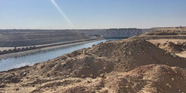 Blick auf einen Kanal, der in der Wüste im Norden Ägyptens im Rahmen des neuen Agrarprojekts «New Delta» gebaut wurde
