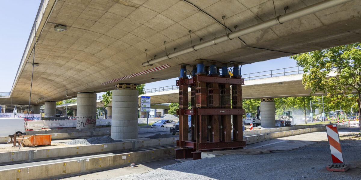 Die Budapester Brücke in Dresden ist wegen Schäden am Spannstahl mit einer zusätzlichen Notunterstützung gesichert
