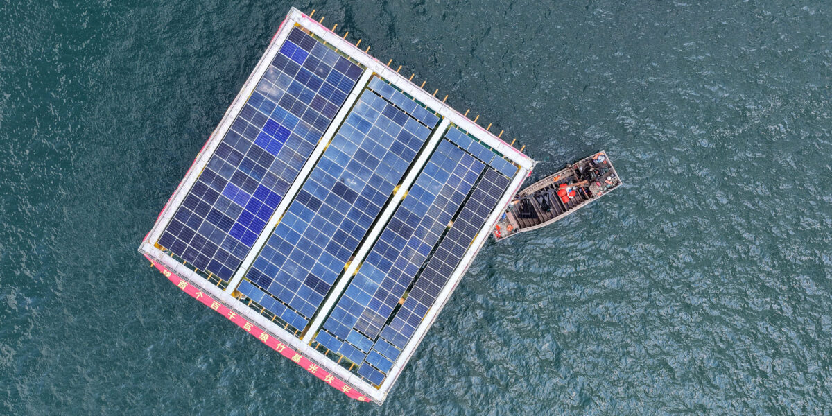 Die schwimmende Photovoltaikplattform „Jilin No. 2“ vor Yantai