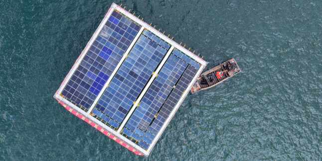 Die schwimmende Photovoltaikplattform „Jilin No. 2“ vor Yantai
