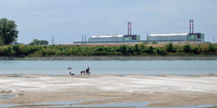 Kernkraftwerk Paks an der Donau bei Niedrigwasser