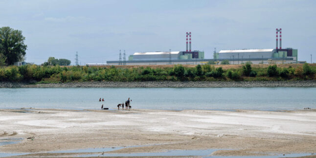 Kernkraftwerk Paks an der Donau bei Niedrigwasser
