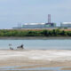 Kernkraftwerk Paks an der Donau bei Niedrigwasser