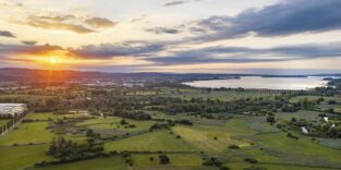 Morgenstimmung am Bodensee: Über dem Naturschutzgebiet Zeller Aachried bei Radolfzell geht die Sonne auf