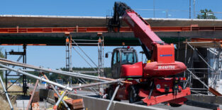 Stahlträgerteile liegen auf der A81 bei einer Brücke auf dem Seitenstreifen