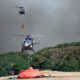 Helikopter fliegen an, um Wasser in Löschwasser-Außenlastbehältern zum Einsatz beim Waldbrand im Hürtgenwald aufzunehmen