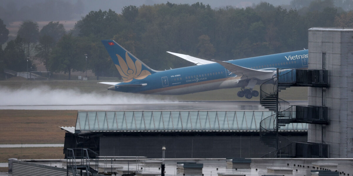 Ein Boeing-Dreamliner der Vietnam Airlines startet am Flughafen München