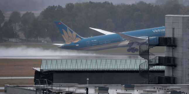 Ein Boeing-Dreamliner der Vietnam Airlines startet am Flughafen München
