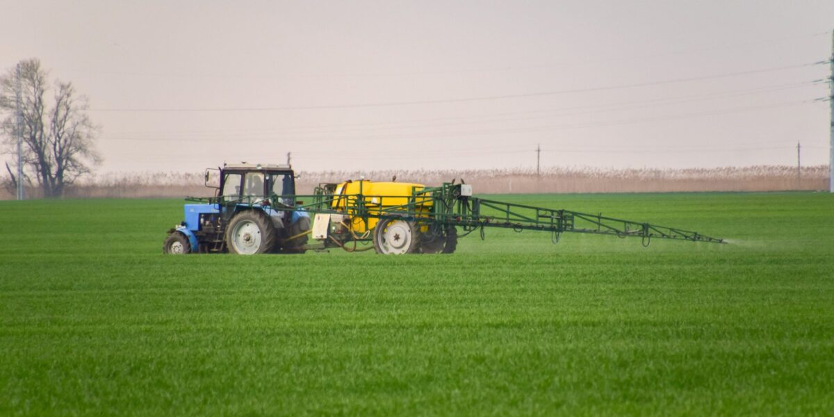 Traktor versprüht Flüssigdünger auf Acker