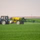 Traktor versprüht Flüssigdünger auf Acker