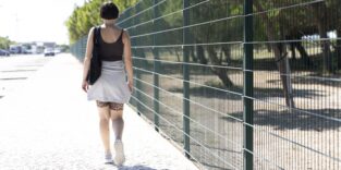 Viele Bäume, aber kein Schatten auf dem Gehweg
