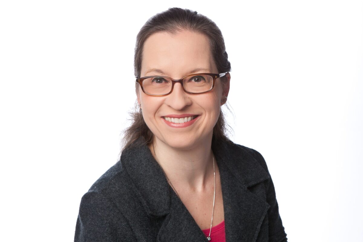 Frau lächelt in Kamera