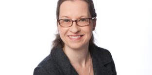 Frau lächelt in Kamera