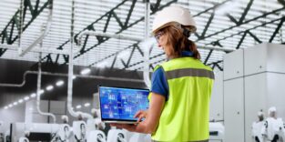 Automatisierungsingenieurin entwickelt Virtual-Reality-Software für die Fertigungsindustrie.