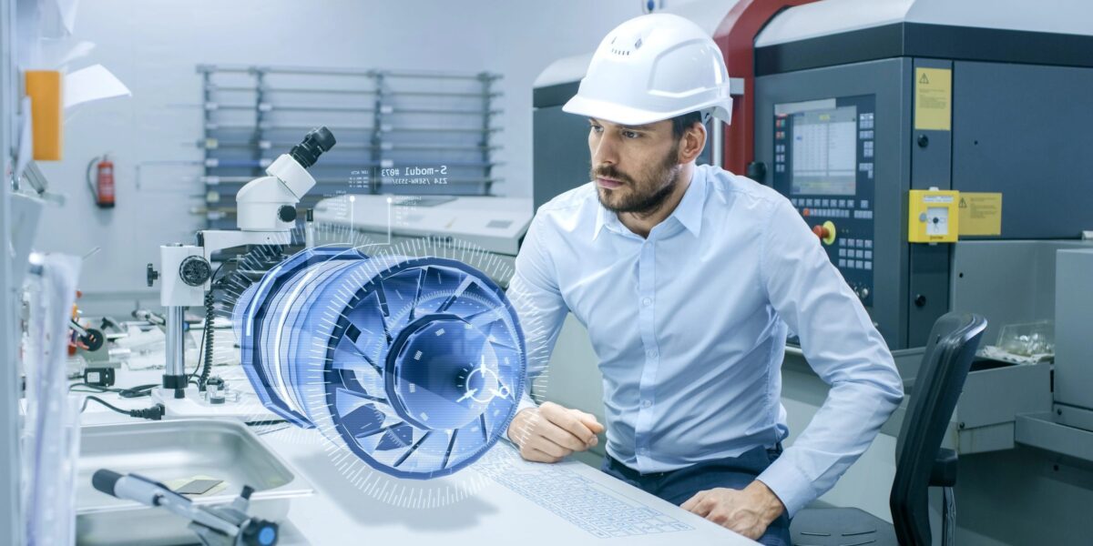 Bild aus einer hochtechnologischen, futuristischen Fabrik: Ein Ingenieur arbeitet mit einer holografischen 3D-Projektion eines Triebwerksturbinen-Prototyps. Futuristisches Design einer Virtual-Mixed-Reality-Anwendung.