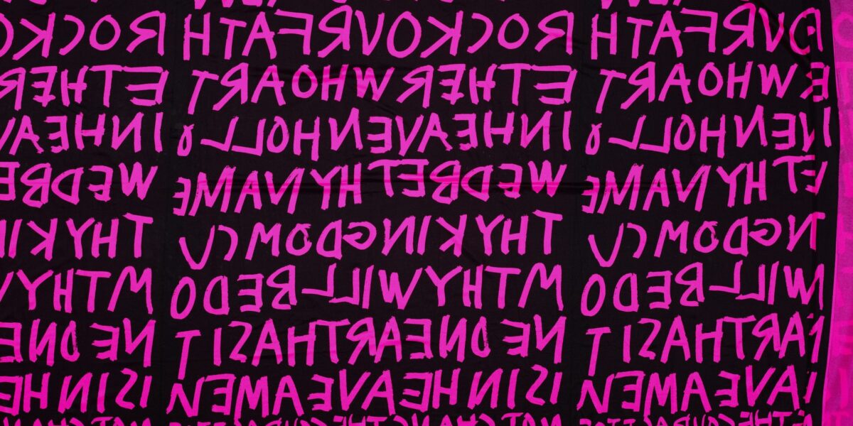 Ein Stück Spandex-Stoff mit DayGlo-pinkem Graffiti von Designer Stephen Sprouse