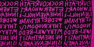 Ein Stück Spandex-Stoff mit DayGlo-pinkem Graffiti von Designer Stephen Sprouse