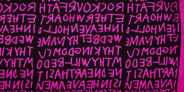 Ein Stück Spandex-Stoff mit DayGlo-pinkem Graffiti von Designer Stephen Sprouse